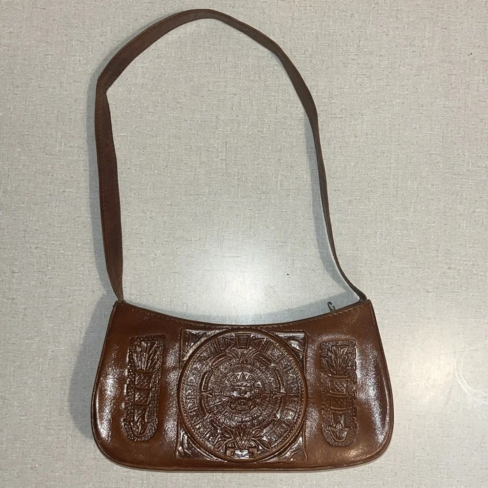 VEUC LEATHER SHOULDER BAG SM. TO MED. MADE IN MEXICO AS FEATURED ON THE FRONT. - Picture 4 of 12
